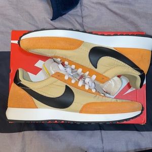 Nike tailwind size 11.